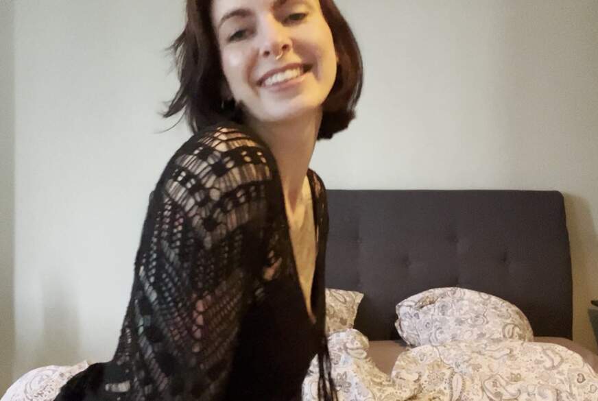 CaraBlaze: Deutsches Babe mit einer schönen tätowierten Figur liebt es, ihren runden A***h zu zeigen