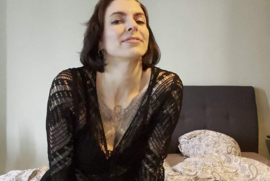 CaraBlaze: Deutsches Babe mit einer schönen tätowierten Figur liebt es, ihren runden A***h zu zeigen