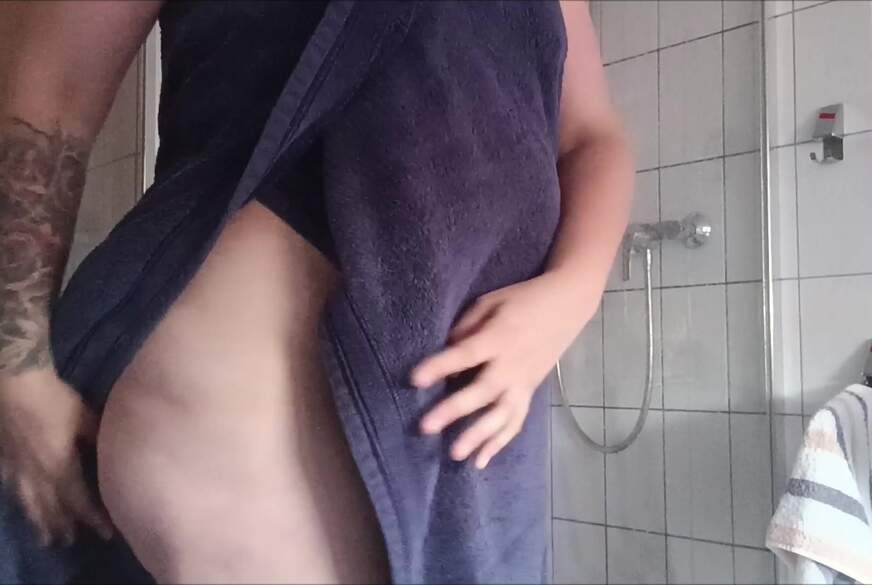 Lange Dusche im Hamburger Urlaub Teil 1... sei mein Voyeur von CurvyKompriGirl