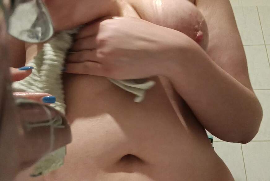 Beobachte mich beim Waschen! Ich wasche meinen geilen Oberkörper mit einem Lappen Voyeur Perspektiv von CurvyKompriGirl
