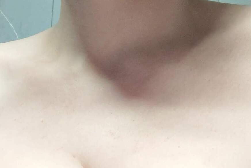 CurvyKompriGirl: N**se Haare und Titten einölen... Dann gibt es einen T********k!