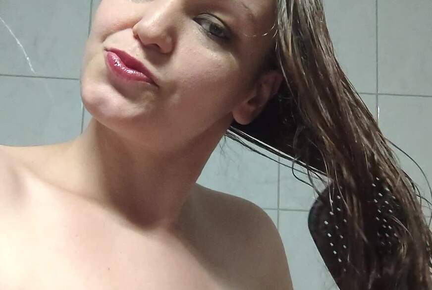 CurvyKompriGirl: N**se Haare und Titten einölen... Dann gibt es einen T********k!