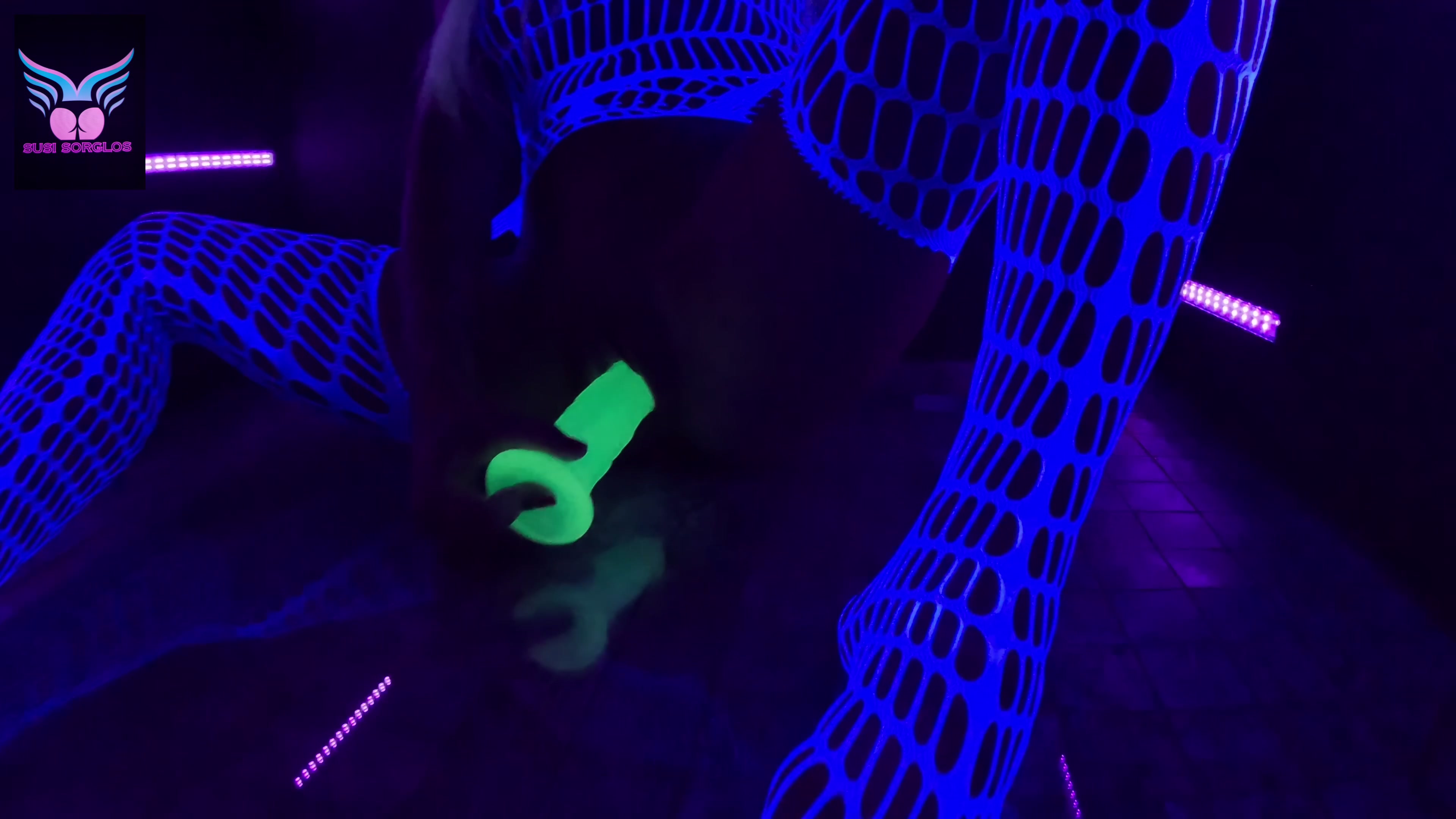 Susis Neon-Dildo-Show Ich hatte da so eine Idee und diese einfach mal in die Tat umgesetzt da ich in meiner Jugend Schwarziicht in meinem Zimmer hatte herrschte immer eine äußerst erotische Stimmung Beim blättern eines Katalogs, entdeckte ich den passenden Dildo dazu, hab mich mal im Schwarzlicht für euch ausgetobt und das gute Ding einfach mal in all meine Löcher verschwinden lassen …hatte was  ,entdeckt doch selber  