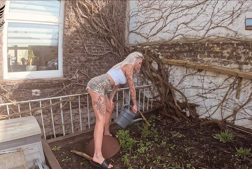 Susi düngt die Blumen von SusiSorglosNRW