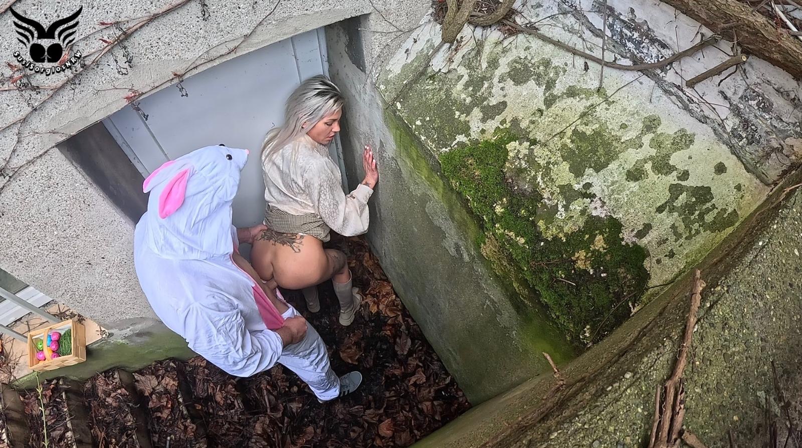 Susi und der Osterhase Zu Ostern bestreite ich die Eier Suche natürlich selbst , das lass ich mir nicht nehmen…doch mittendrin ließ mich das Gefühl nicht los , das mich jemand beobachtet. Und ich behielt Recht . Der Osterhase höchstpersönlich stand auf einmal direkt vor mir. Er hat mich beobachtet und hatte jetzt Lust mich zu rammeln. Den Wunsch konnte ich ihm nicht abschlagen. Wir trieben es wie die Hasen im garten und das Osterhasen so großzügige Sahnespender sind fand ich natürlich toll … schöne Ostern  