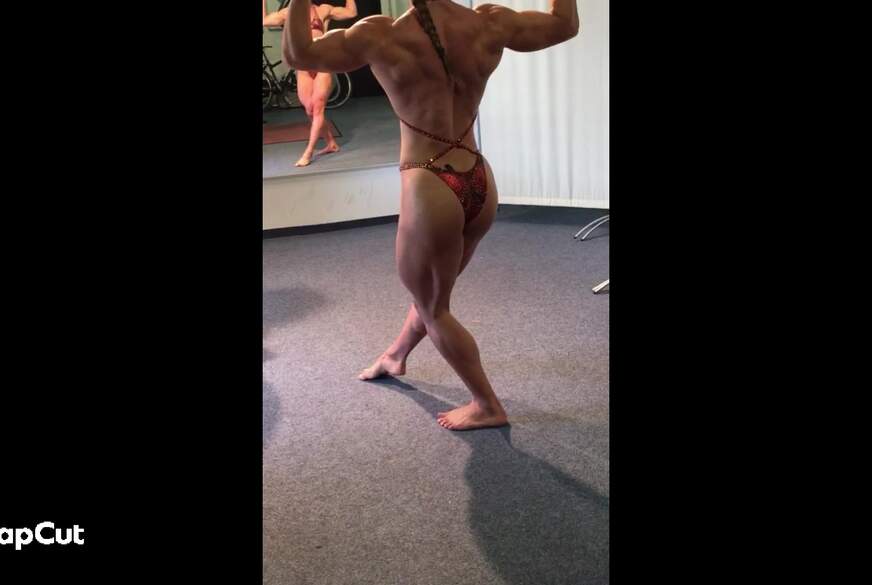 Lola hat im Bikini ein Muskel-Posing-Training von lola-carrera