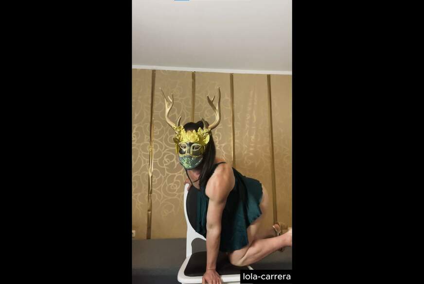 Lola zieht sich vor der Kamera aus und räkelt sich sexy für dich von lola-carrera