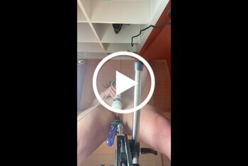 Diese Fickmaschine ist sowas von Stoßgeil! Ich spanne meinen Doppeldildo in die Fickmaschine ein und genieße ihre gekonnten Stoßbewegungen. Ich kann über die Geschwindigkeit und Eindringtiefe bestimmen. Mein Magic-Wand-Vibrator auf meiner vor Erregung geschwollener Klitoris gibt mir starke Vibrationen. Zusammen mit den Fickstößen der Maschine komme ich geil auf meine Kosten. Hättest du auch gerne so ein Gerät, dass dich jederzeit hernimmt, wie du es brauchst?