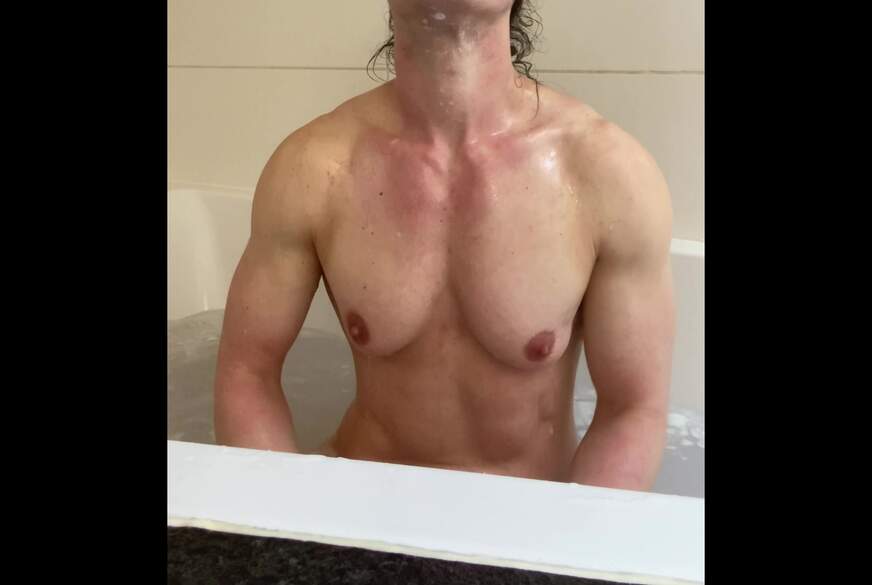 Lola badet ihren Körper nach ihrem Training im Gym von lola-carrera