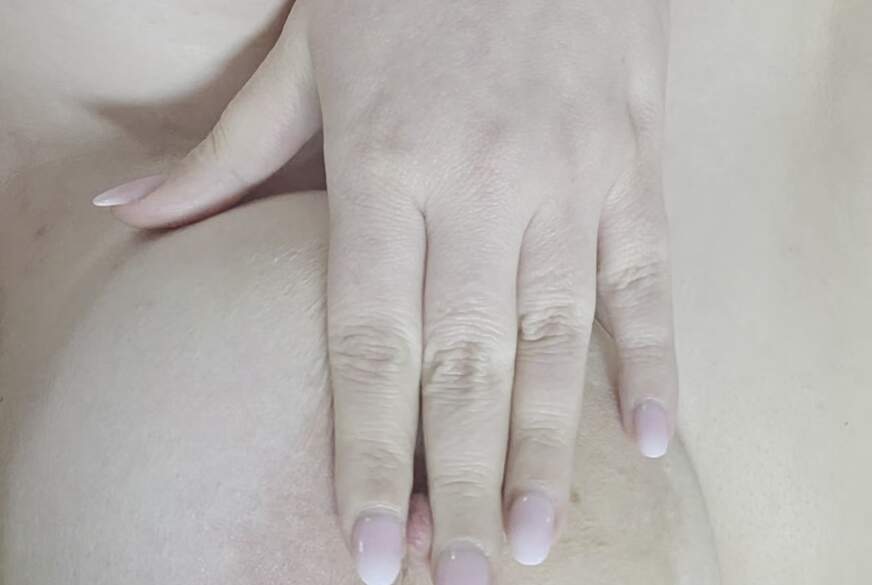 Yulyvee: Sieh mir zu wie ich meinen Körper verwöhne Teil 1