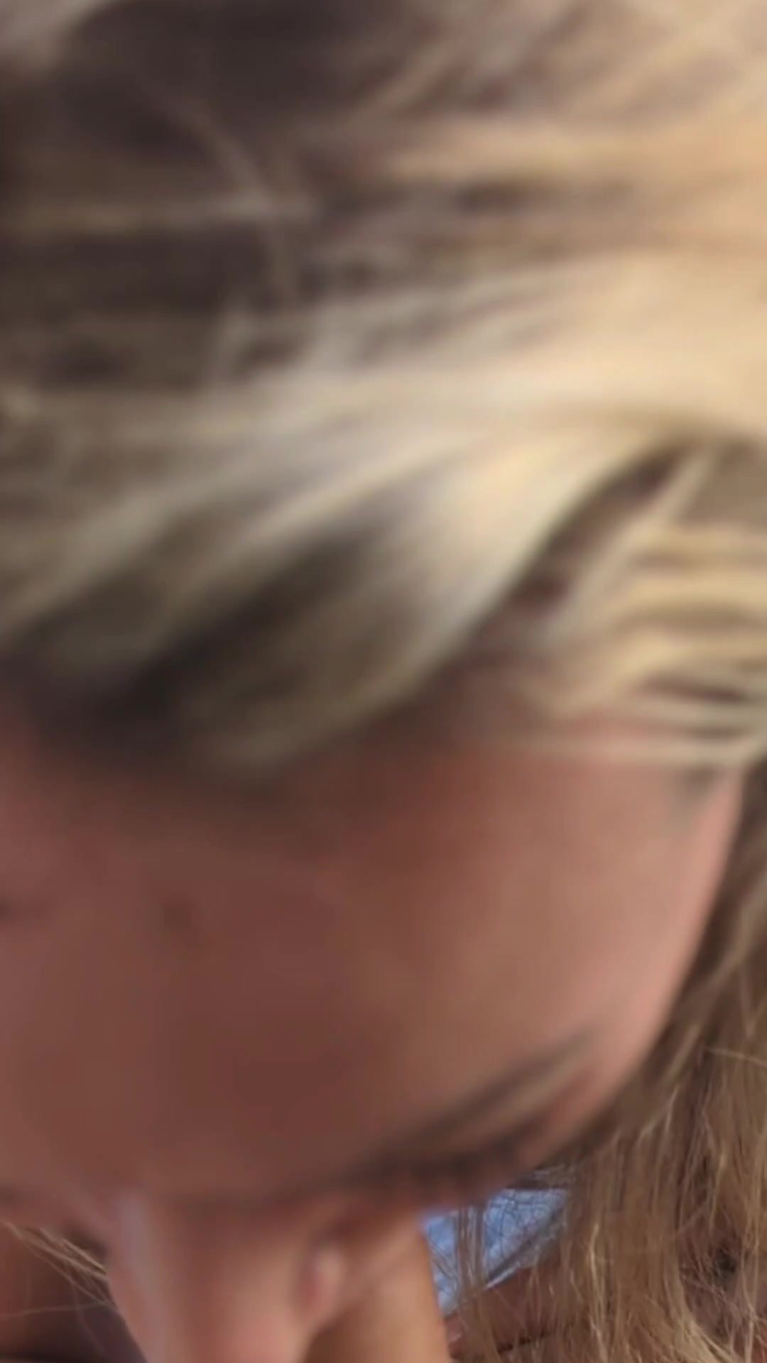 ÖFFENTLICH  -  Blowjob an der Raststätte mein MILCHSHAKE Du tankst dein Auto, holst dir ein Drink,machst eine Pause und dann wirst du überrascht von einer Blondine die dir einen Blowjob anbietet. dich entsaftet...Was machst du?