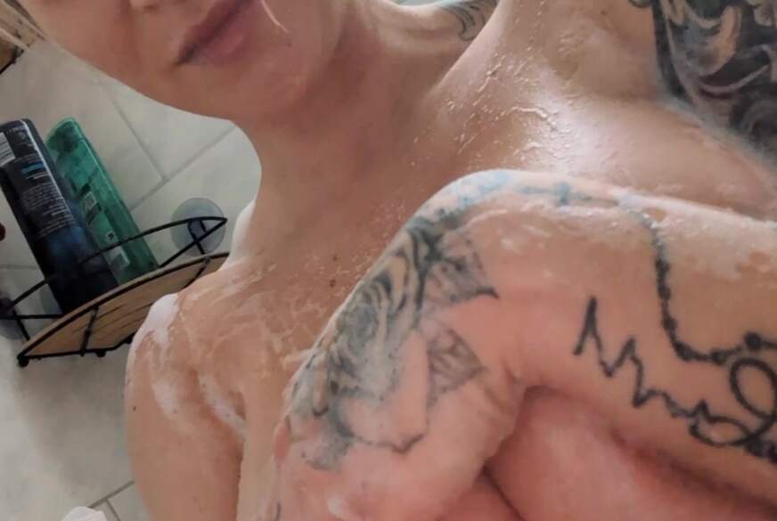 redrosez: fresh rasiert, sieh meine Geilheit wie ich sie mit meinem f****r im Ass rausdrücke