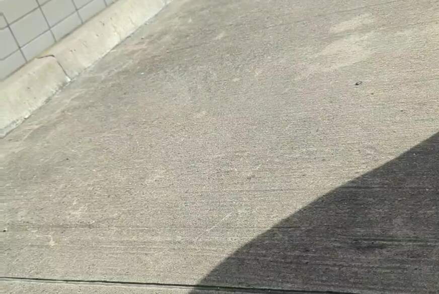 redrosez: Öffentlich an der Raststätte