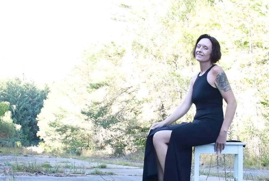 Zora Enn Outdoor Nylons und heiße Beine im Fokus von Zora-Enn pic1