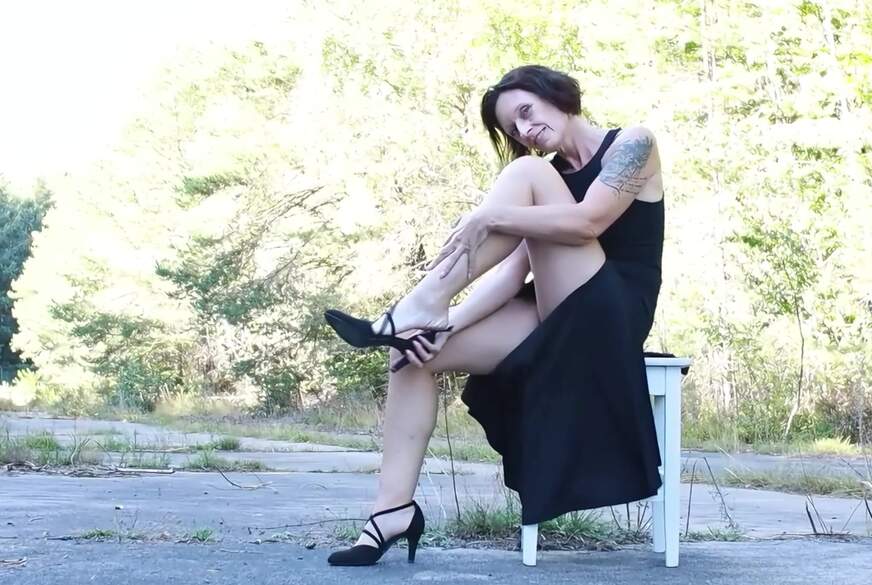 Zora Enn Outdoor Nylons und heiße Beine im Fokus von Zora-Enn pic2