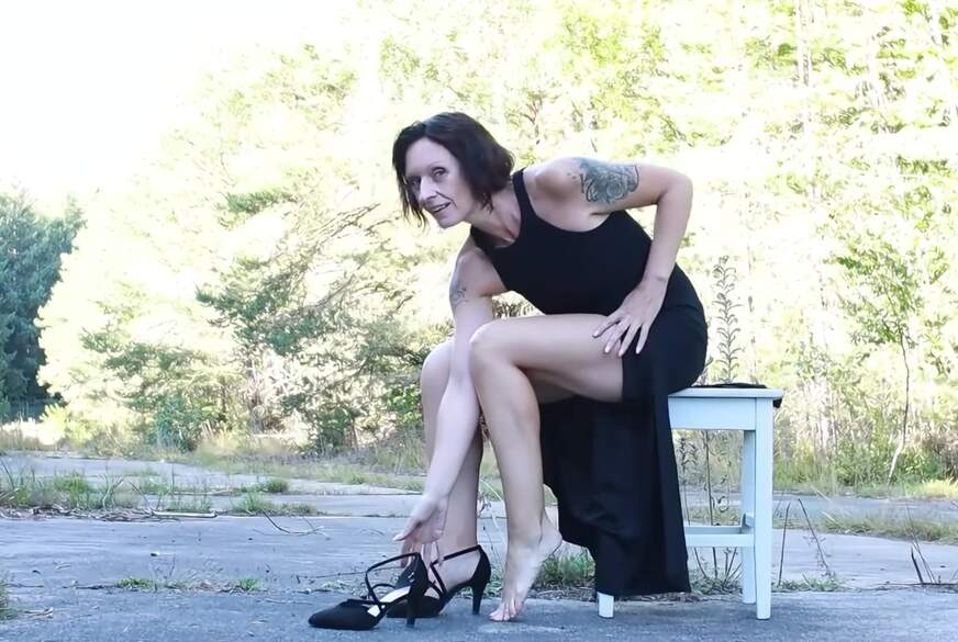 Zora Enn Outdoor Nylons und heiße Beine im Fokus von Zora-Enn pic3