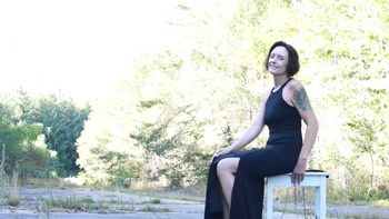 Zora Enn Outdoor Nylons und heiße Beine im Fokus