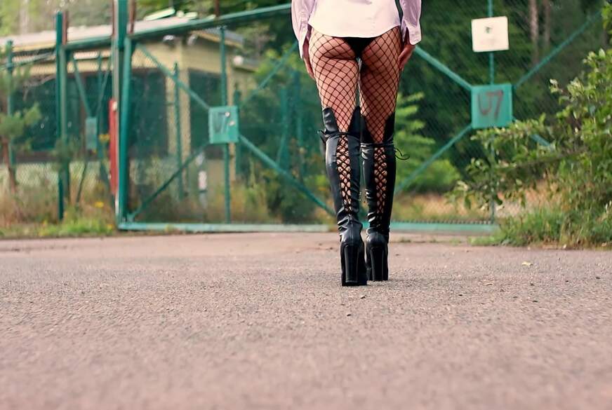 Sinnliche Schritte . Netz und Overknees in Bewegung von Zora-Enn pic2