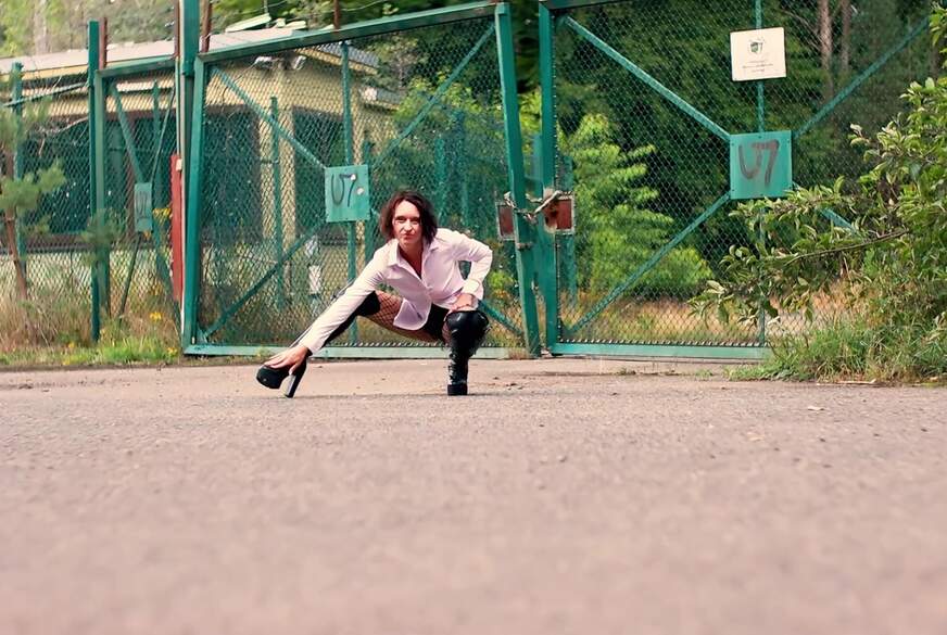 Sinnliche Schritte . Netz und Overknees in Bewegung von Zora-Enn pic4