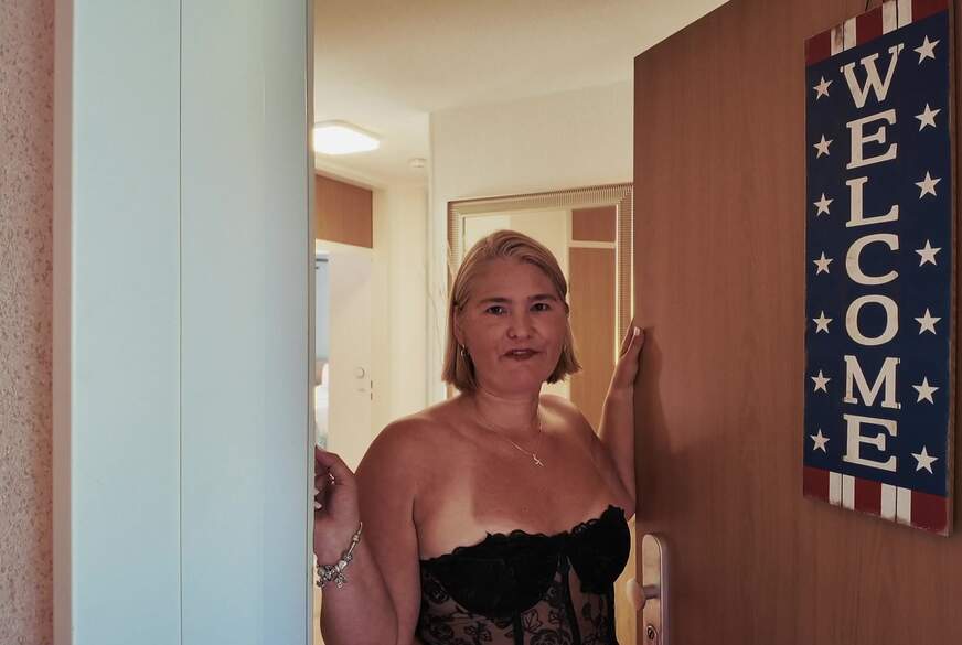 Charlotte-Vintage: AO-f**k Charlotte verführt User aus dem Chat und schluckt brav