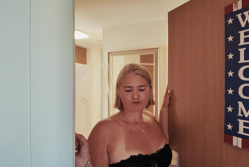 Charlotte-Vintage: AO-f**k Charlotte verführt User aus dem Chat und schluckt brav