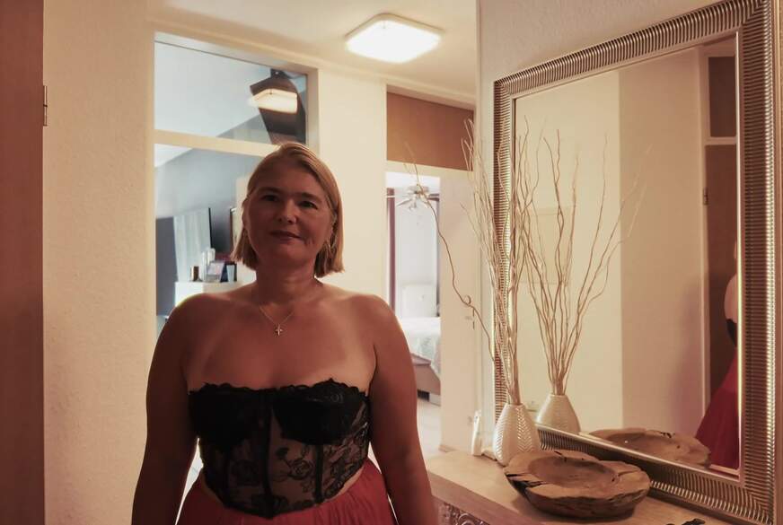 Charlotte-Vintage: AO-f**k Charlotte verführt User aus dem Chat und schluckt brav