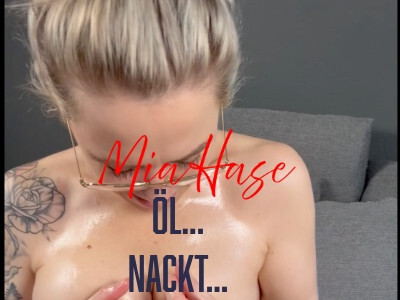 nackt... geil und mit einer feuchten Fotze sitz ich auf der Couch... viel Öl auf meinem nackten Körper...dicke Titten...und dann besorg ich es mir so richtig auf dem Rücken liegend mit dem Dildo, dass die Fotze nur so tropft 