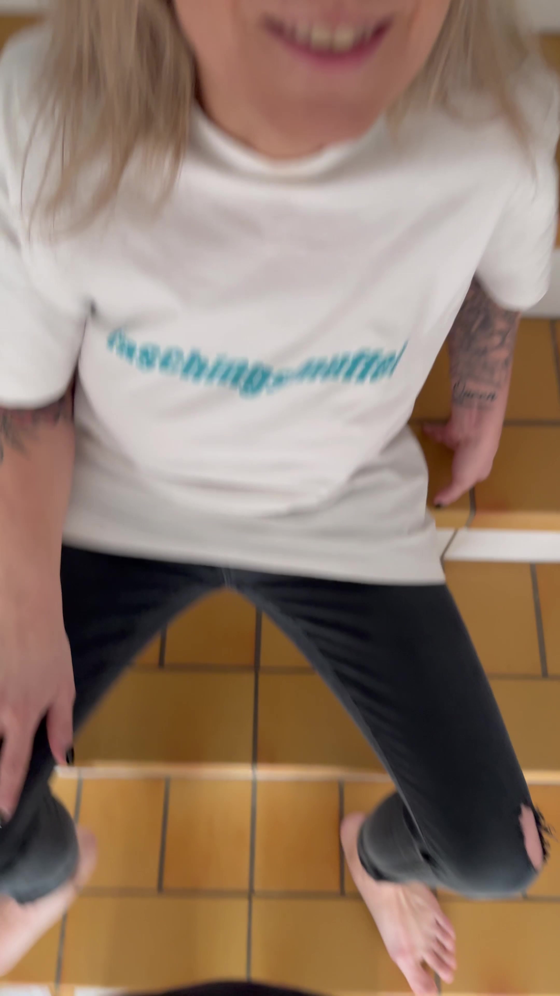 Die notgeile Milf hat Im Treppenhaus den dicken Schwanz ausgepackt, geblasen, abgewixxtt und die fette Wichseladung rausgeholt ... 