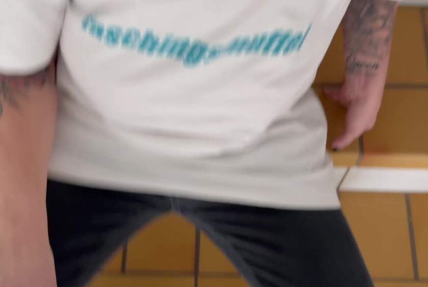 MiaHase: Die notgeile Milf hat im Treppenhaus den d**ken S*****z a********n