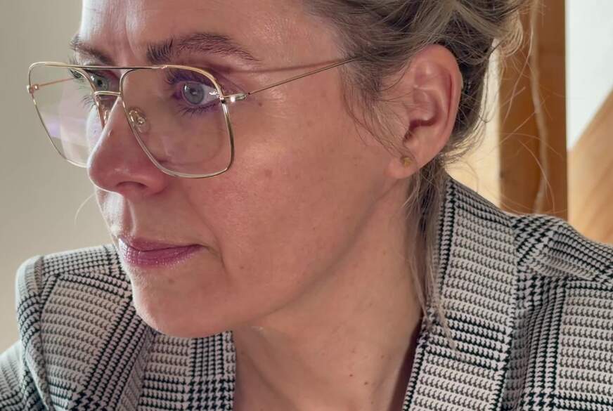 MiaHase: Geiles L**er f*****t sich vorm Meeting noch die F***e n**s