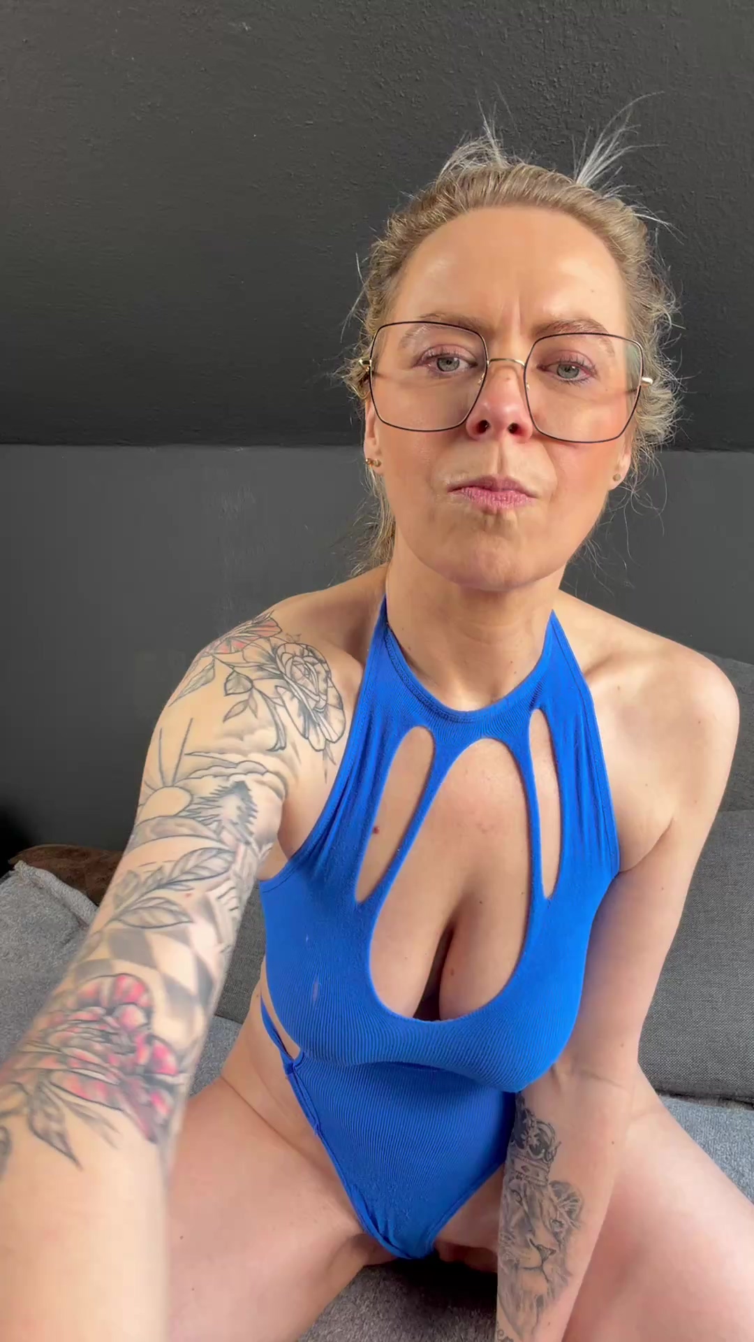 Geile Solo-Show… Sie trägt einen super engen, durchsichtigen blauen Body im Tangaschnitt, der nichts der Fantasie überlässt. Zuerst zieht sie den schmalen Tanga tief in ihre nasse, glitschige Spalte und fingert sich selbst richtig versaut durch den dünnen Stoff – langsam, kreisend, immer tiefer. Die Lust wird so stark, dass sie den Tanga schließlich zur Seite schiebt und sich mit vier Fingern hart und tief in ihre tropfende Fotze fickt. Schaut zu, wie sie stöhnend und zitternd zum megaHöhepunkt kommt – feucht, laut…geil!

 #blond #milf #hotmilf #bayrisch #bayern #Fingern #muschifingern #wetpussy #pussy #feuchtemuschi #Fotze #fötzchen #tanga #string #blauaugen #brille #brillenfetisch #Orgasmus #wichsen #geil #hot #nassertanga #Selbstbefriedigung #stöhnen