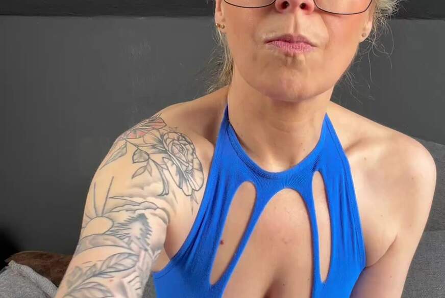 MiaHase: B***h besorgt es ihrer f*****en F***e mit 4 F****r...