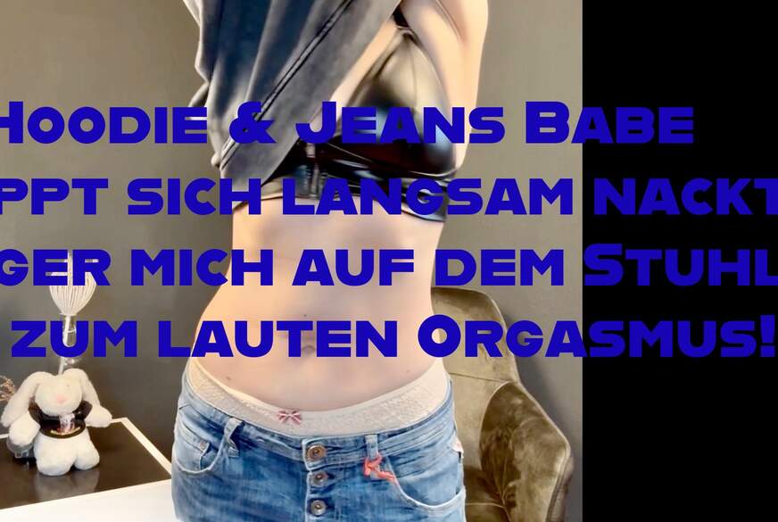 Hoodie und Jeans Babe strippt sich langsam nackt... von MiaHase