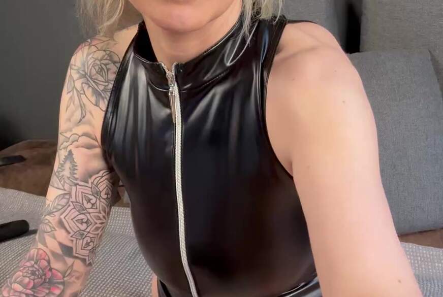 MiaHase: Plug in den A***h ger***t.. Dildo tief in die F***e und Womanizer auf die K**t... bis ich ZUCKE