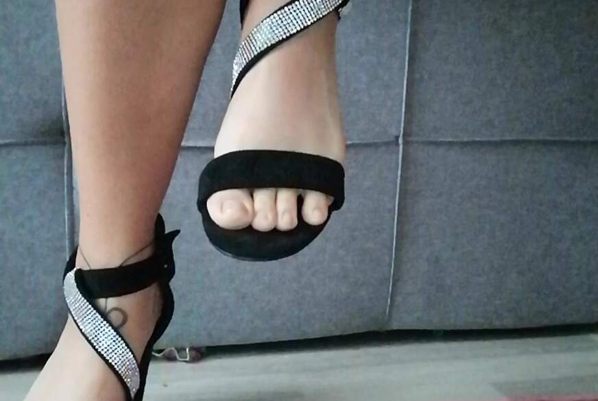 Sandraglobal: sexy füsse werden verwöhnt