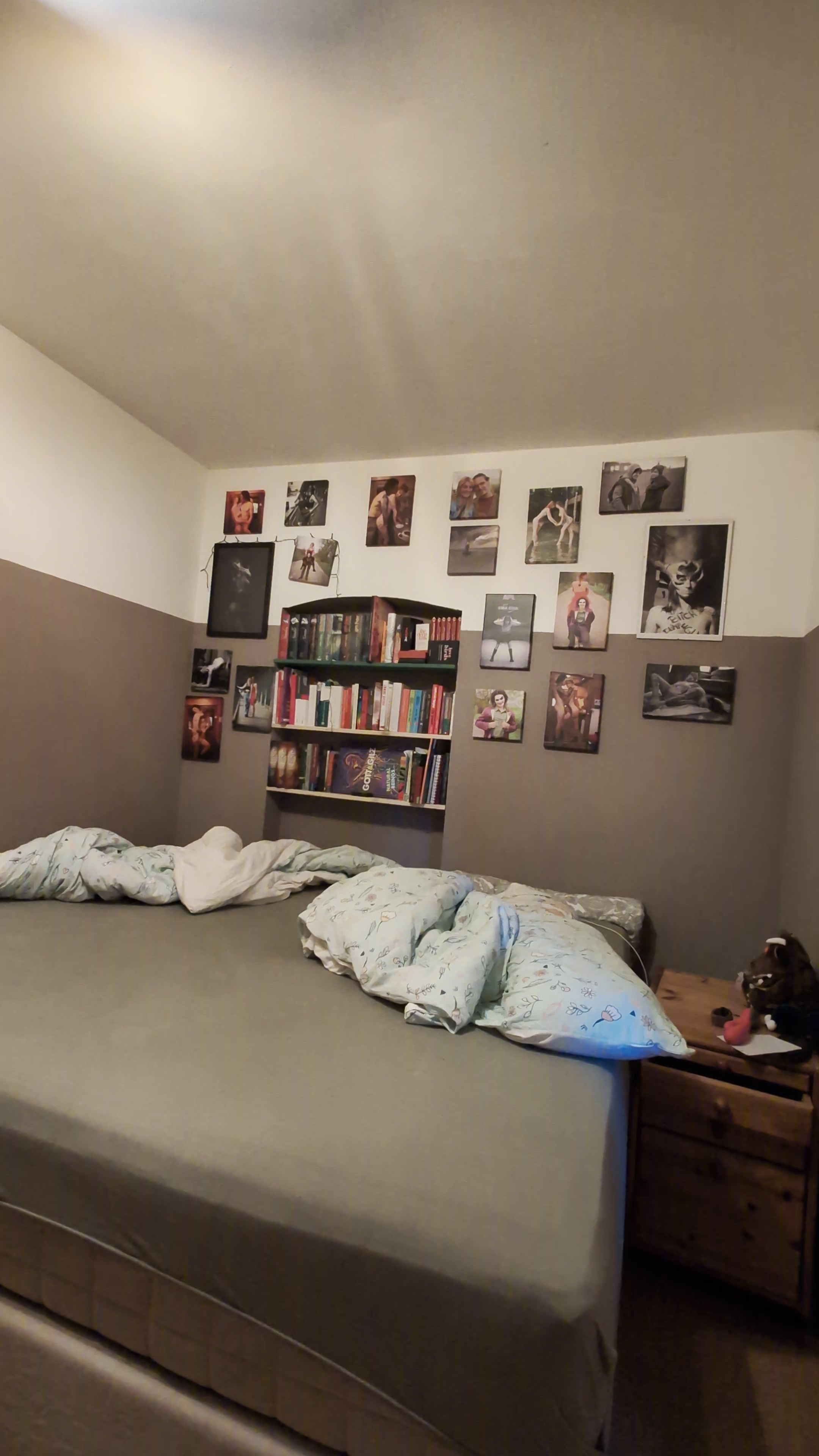 nach dem quickie konnte ich einfach nicht wiederstehen, den guten Herrn mal nach mir zu Hause einzuladen.
Diesmal dann authentischer content Raw, Lachen und Leidenschaft inbegriffen :)
Ich wünsche dir viel spaß beim anschauen