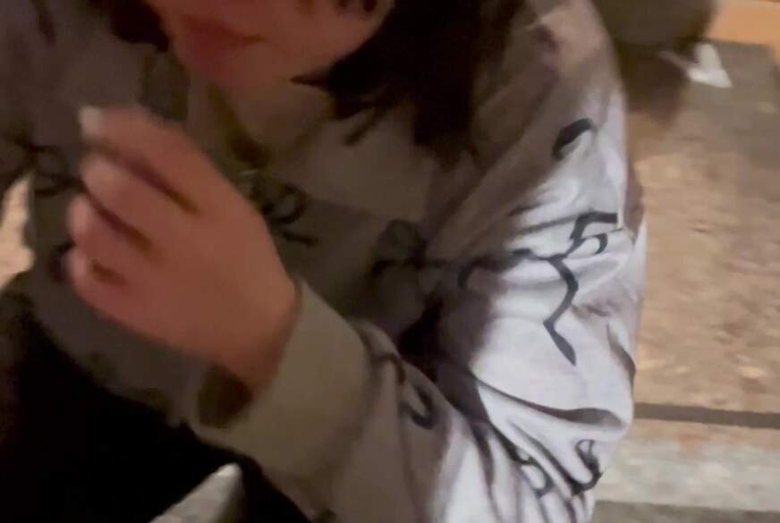 Couple18and38: 18 jaehrige lutscht Nachts vorm Mehrfamilienhaus S*****z