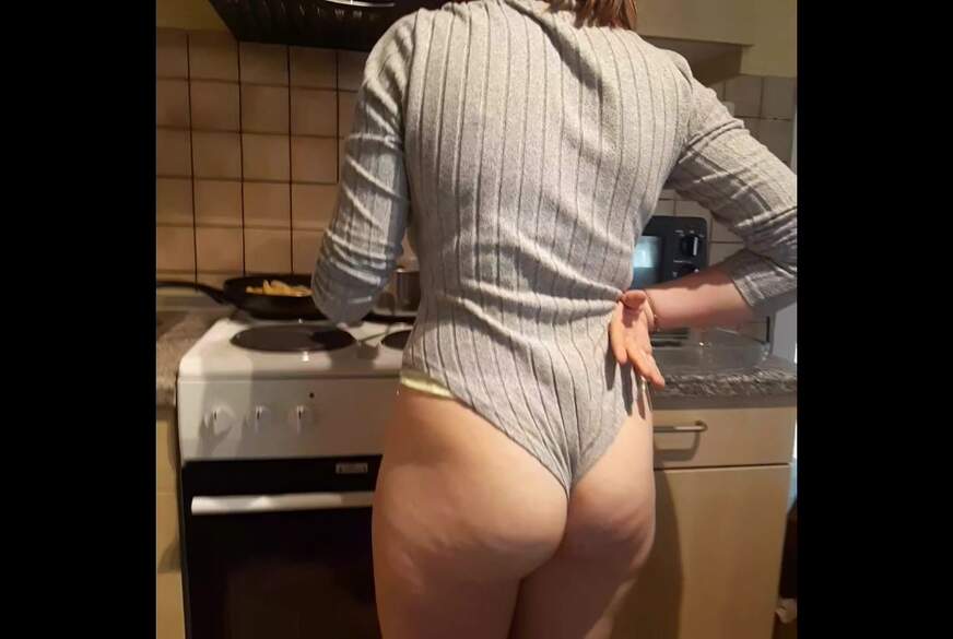 18jaehrige in der Kueche zeigt A***h und lutscht von Couple18and38
