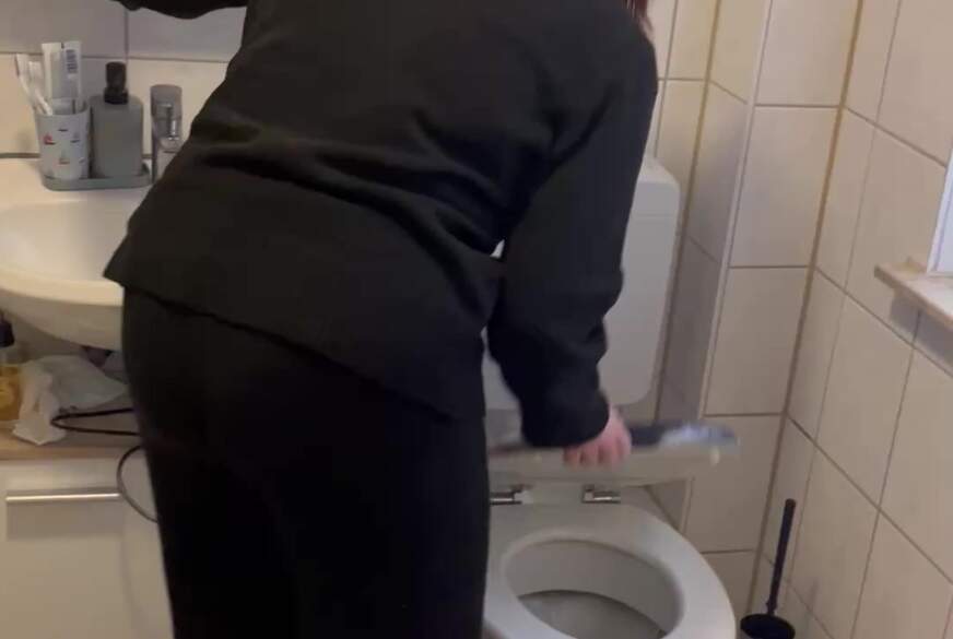 Toilet B**wjob von 18 jaehriger Berlinerin von Couple18and38