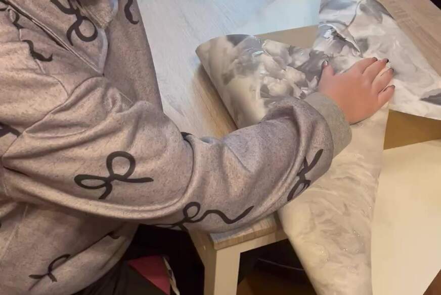 18jaehrige Berlinerin packt ihre Geschenke ein von Couple18and38