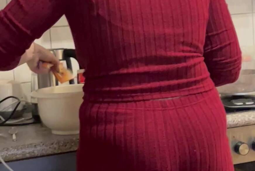 18jaehrige Berlinerin beim Kuchen backen von Couple18and38