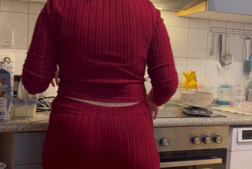 18jaehrige Berlinerin beim backen von Couple18and38