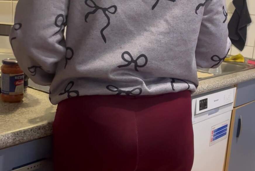 19 jaehrige zeigt geilen A***h beim kochen von Couple18and38