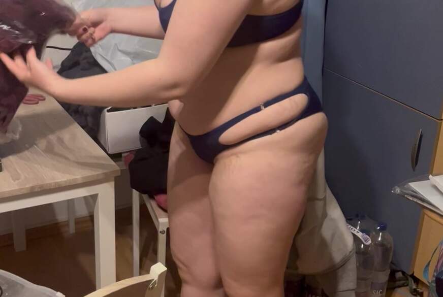 Couple18and38: Franny probiert ihre Onlinebestellung