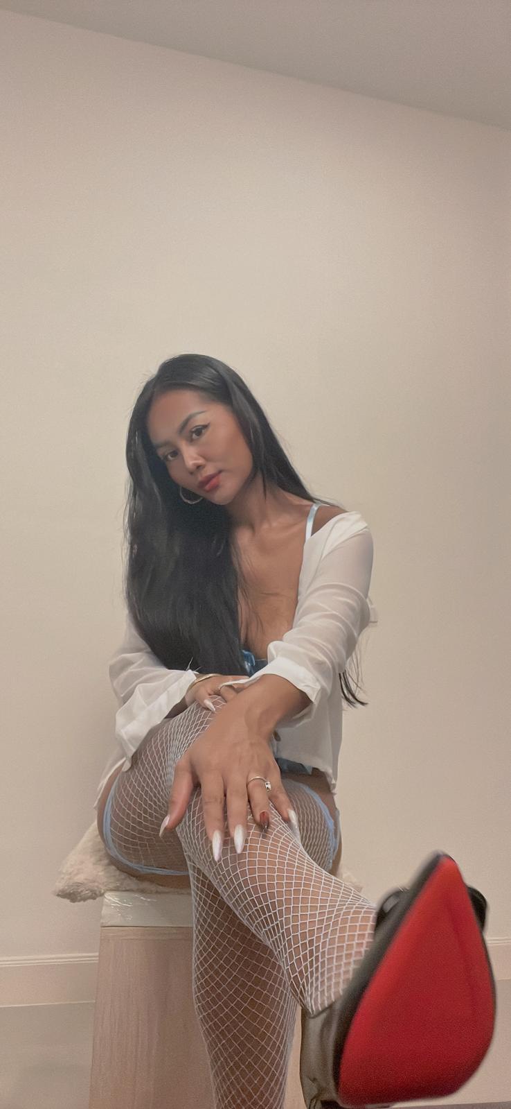 Hier siehst du mich in meinen momentanen Lieblings Dessous und dazu noch mit High Hells ... das sollte ein kleiner Vorgeschmack sein - was dich erwarten könnte mein Lieber.... also viel Spaß lg Fon  