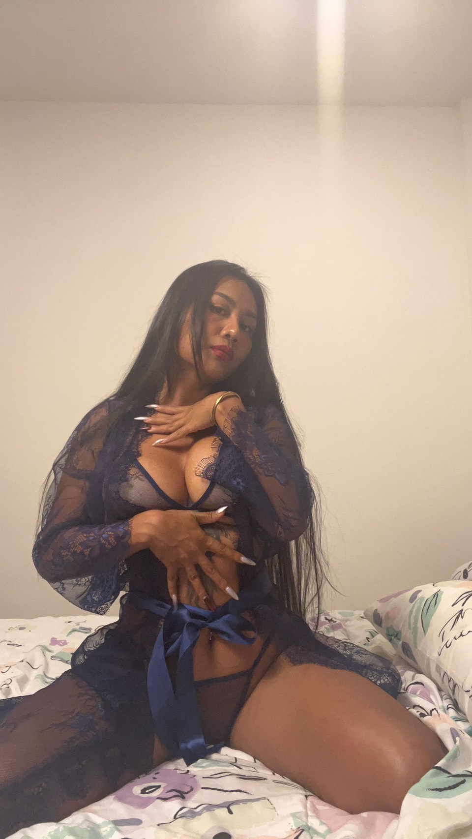 Blaue Dessous Hier bin ich in meinen Dunkelblauen Dessous zu sehen mit viel Hintern ... und ich glaube meine Muschi ist nur leicht bedeckt.... enjoy it ... lg Fon