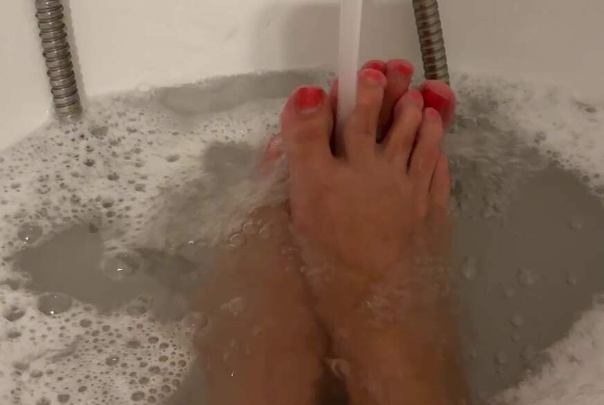 MarieBella: Füße im Schaum im Wasserstrahl-Plätschern