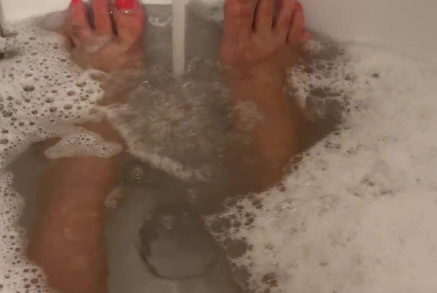 Füße im Schaum im Wasserstrahl-Plätschern von MarieBella pic2