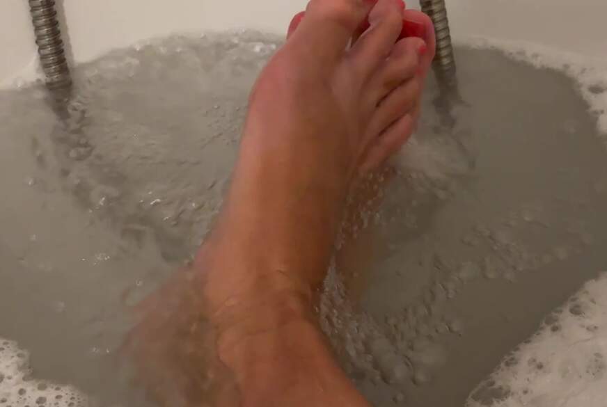 MarieBella: Füße im Schaum im Wasserstrahl-Plätschern