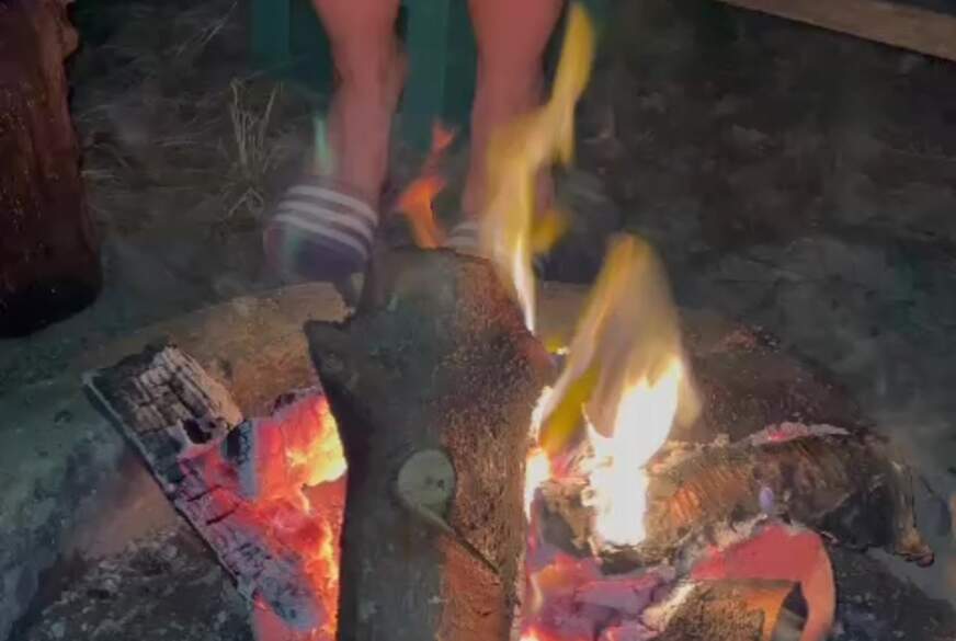Malia-f****t: Ich mach es mir selbst am Lagerfeuer.